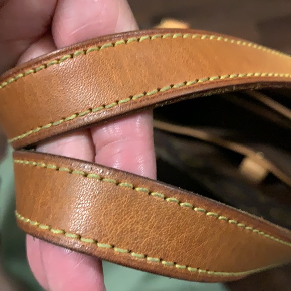 Louise Vuitton shoulder bag made in USA - Picture 4 of 10